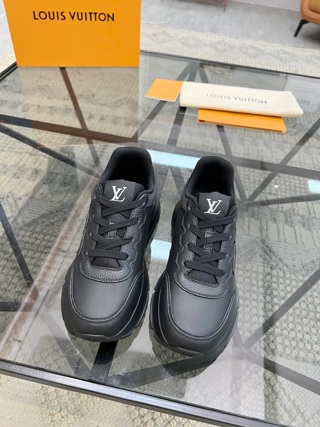 Factory price: 460💰Lv🔍Top purchasing agent🇮🇹 Road The most popular sports shoes for street men are available at the same counter. The uppers are imported cowhide fabrics from Italy, high-quality spliced colorful and complex handicrafts, imported comfortable mesh linings, soles: original soles specially provided by the original factory, T men's men's shoes 💰U foam exclusive movable molded soles are super comfortable, original factory and single goods, 🔍🔍high quality, you can enter and exit the counter at will, welcome to compare, code number 38-44, (45 customized)